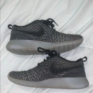 Nike Shoes - Nike Roshe Runs Nike Shoes - Nike Roshe Runs